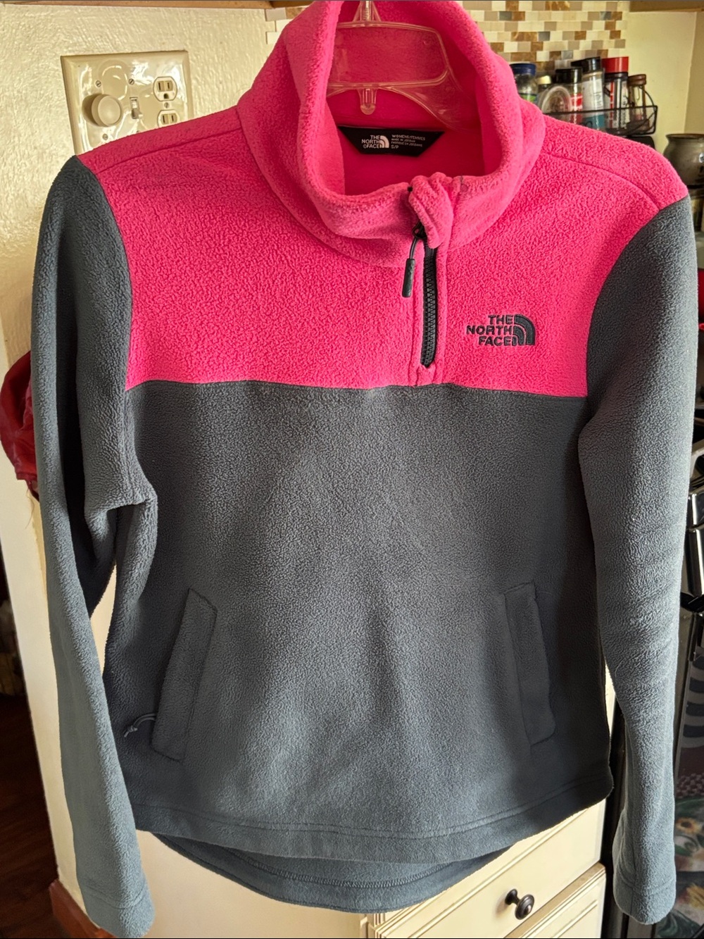 Small The North Face pullover